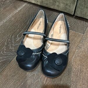 Madison 8.5 Women’s Mary Jane’s with flower embellishment with. Great condition.